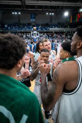 Szene mit Moritz Krimmer (27; BMA365 Bamberg Baskets), Austin Crowley (85; BMA365 Bamberg Baskets), Ibrahim Watson-Boye (2; BMA365 Bamberg Baskets) und Cobe Williams (24; BMA365 Bamberg Baskets) in engem Team-Huddle easyCredit BBL: MLP Academics Heidelberg – Bamberg Baskets Copyright: xSpeedshotx