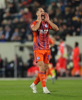 21.03.2026, Fussball 2. Bundesliga, SV Darmstadt 98 - FC Schalke 04, v.l., Adil Aouchiche (FC Schalke 04) gibt Anweisungen, gestikuliert, mit den Armen gestikulieren, gives instructions, gesticulate DFL DFB REGULATIONS PROHIBIT ANY USE OF PHOTOGRAPHS AS IMAGE SEQUENCES AND OR QUASI-VIDEO. xdcx