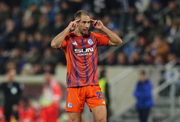 21.03.2026, Fussball 2. Bundesliga, SV Darmstadt 98 - FC Schalke 04, v.l., Nikola Katic (FC Schalke 04) gibt Anweisungen, gestikuliert, mit den Armen gestikulieren, gives instructions, gesticulate DFL DFB REGULATIONS PROHIBIT ANY USE OF PHOTOGRAPHS AS IMAGE SEQUENCES AND OR QUASI-VIDEO. xdcx