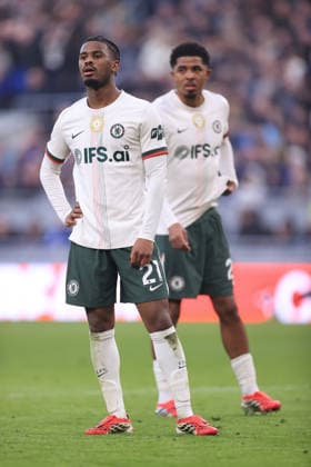 Football - Premier League - Everton v Chelsea 21st March 2026 - Premier League - Everton v Chelsea - orrel Hato of Chelsea (L) and Wesley Fofana of Chelsea look dejected - Photo: Simon Stacpoole Offside. Liverpool UK Copyright: xSimonxStacpoolexOffside