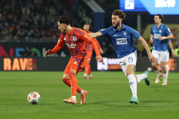 2025.03.21 xjfx Fussball 2.Bundesliga SV Darmstadt 98 - FC Schalke 04 v.l., Soufiane El-Faouzi (FC Schalke 04), Kilian Julian Corredor (SV Darmstadt 98) zweikampf, action, aktion, battles for the Ball (DFL DFB REGULATIONS PROHIBIT ANY USE OF PHOTOGRAPHS as IMAGE SEQUENCES and or QUASI-VIDEO)