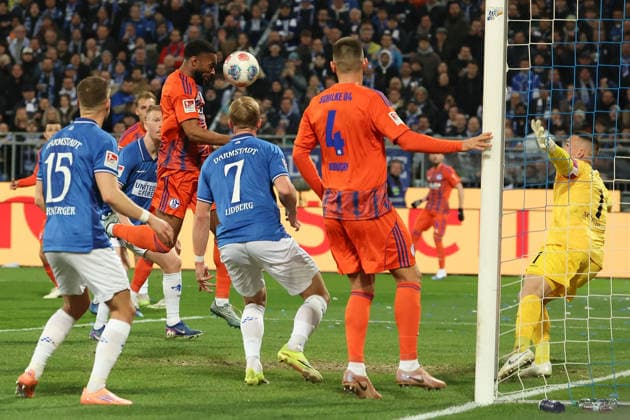 2025.03.21 xjfx Fussball 2.Bundesliga SV Darmstadt 98 - FC Schalke 04 v.l., Moussa Sylla (FC Schalke 04) köpft das Tor zum, scores the goal to 0:1, Goalkeeper, Torwart Marcel Schuhen (SV Darmstadt 98) (DFL DFB REGULATIONS PROHIBIT ANY USE OF PHOTOGRAPHS as IMAGE SEQUENCES and or QUASI-VIDEO)