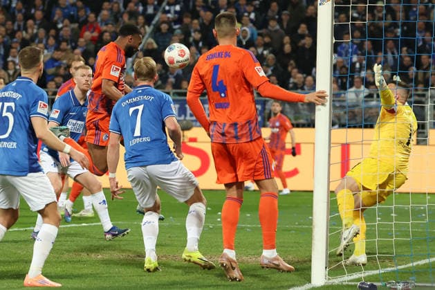 2025.03.21 xjfx Fussball 2.Bundesliga SV Darmstadt 98 - FC Schalke 04 v.l., Moussa Sylla (FC Schalke 04) köpft das Tor zum, scores the goal to 0:1, Goalkeeper, Torwart Marcel Schuhen (SV Darmstadt 98) (DFL DFB REGULATIONS PROHIBIT ANY USE OF PHOTOGRAPHS as IMAGE SEQUENCES and or QUASI-VIDEO)