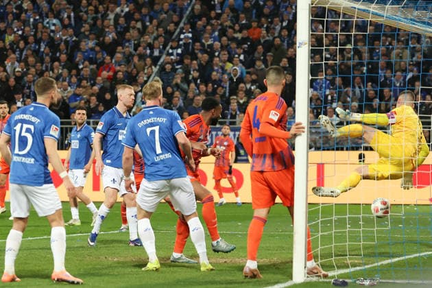 2025.03.21 xjfx Fussball 2.Bundesliga SV Darmstadt 98 - FC Schalke 04 v.l., Moussa Sylla (FC Schalke 04) köpft das Tor zum, scores the goal to 0:1, Goalkeeper, Torwart Marcel Schuhen (SV Darmstadt 98) (DFL DFB REGULATIONS PROHIBIT ANY USE OF PHOTOGRAPHS as IMAGE SEQUENCES and or QUASI-VIDEO)