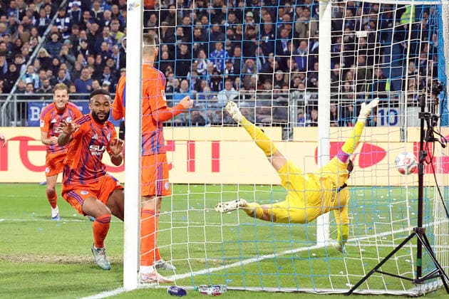 21.03.2026, xrekx, Fussball 2.Bundesliga, SV Darmstadt 98 - FC Schalke 04 v.l. Torjubel nach dem Tor zum celebrating the goal celebrate 0:1 durch Moussa Sylla (FC Schalke 04) Marcel Schuhen (SV Darmstadt 98) (DFL DFB REGULATIONS PROHIBIT ANY USE OF PHOTOGRAPHS as IMAGE SEQUENCES and or QUASI-VIDEO) Darmstadt