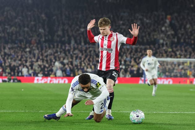 Premier League: Leeds United vs Brentford Jayden Bogle of Leeds United and Keane Lewis-Potter of Brentford clash in the area, no foul during the Premier League match Leeds United vs Brentford at Elland Road, Leeds, United Kingdom on 21 March 2026 (Photo by Mark Cosgrove News Images) Leeds Elland Road West Yorkshire United Kingdom Copyright: xMarkxCosgrove NewsxImagesx