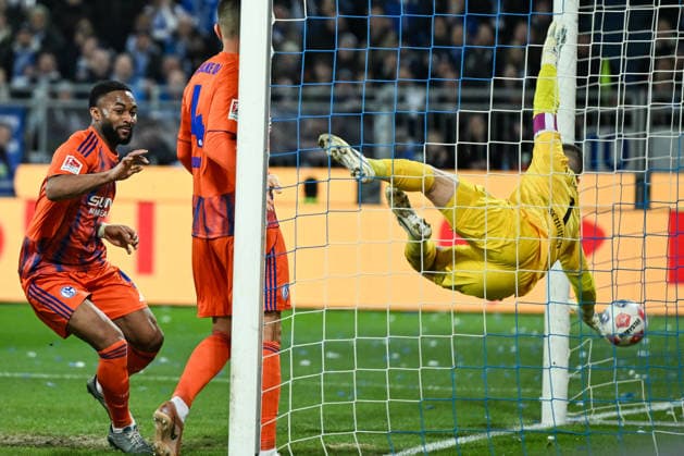 Moussa Sylla (FC Schalke 04, 09) schießt das Tor zum 0:1, GER, SV Darmstadt 98 vs. FC Schalke 04, Fussball 2. Bundesliga, 27. Spieltag, Saison 2025 2026, 21.03.2026. DFL regulations prohibit any use of photographs as image sequences and or quasi-video GER, SV Darmstadt 98 vs. FC Schalke 04, Fussball 2. Bundesliga, 27. Spieltag, Saison 2025 2026, 21.03.2026. Darmstadt