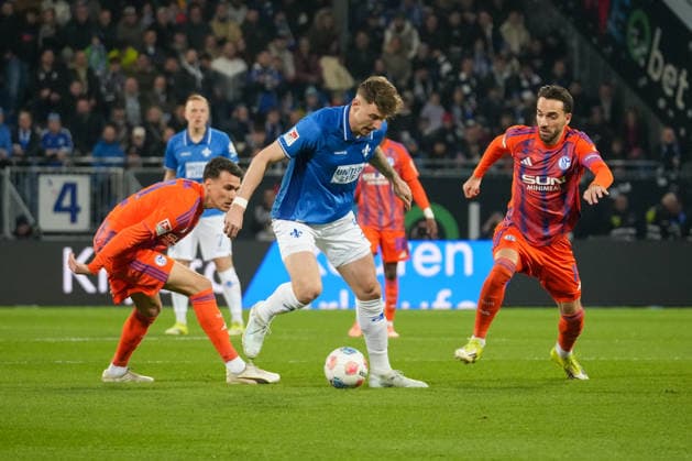 Deutschland: Fussball 2. Bundesliga 2025 26, 27. Spieltag - SV Darmstadt 98 vs FC Schalke 04 - Merck-Stadion am Böllenfalltor: uca Marseiler (SV Darmstadt, 8) gegen Dejan Ljubicic (Schalke 04, 21) und Kenan Karaman (Schalke 04, 19)