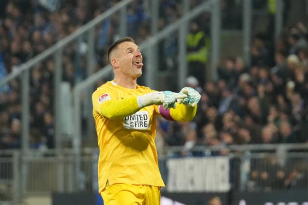 Deutschland: Fussball 2. Bundesliga 2025 26, 27. Spieltag - SV Darmstadt 98 vs FC Schalke 04 - Merck-Stadion am Böllenfalltor: Marcel Schuhen (SV Darmstadt, 1) zeigt VAR Geste und streckt die Zunge heraus nach dem 1:1 Ausgleich für sein Team