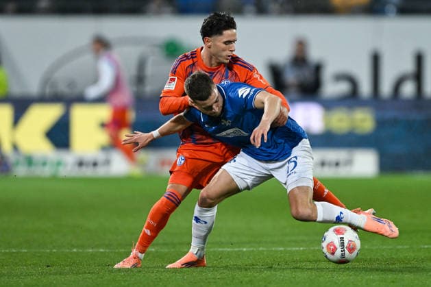 Soufiane El-Faouzi (FC Schalke 04, 23) im Zweikampf mit Fabian Nürnberger (SV Darmstadt 1898, 15). GER, SV Darmstadt 98 vs. FC Schalke 04, Fussball 2. Bundesliga, 27. Spieltag, Saison 2025 2026, 21.03.2026. DFL regulations prohibit any use of photographs as image sequences and or quasi-video GER, SV Darmstadt 98 vs. FC Schalke 04, Fussball 2. Bundesliga, 27. Spieltag, Saison 2025 2026, 21.03.2026. Darmstadt
