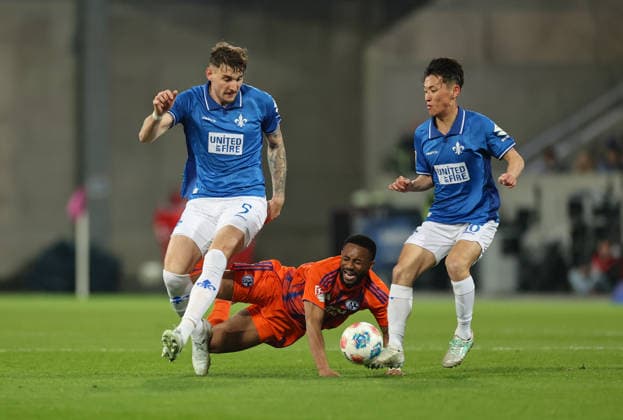 21.03.2026, Fussball 2. Bundesliga, SV Darmstadt 98 - FC Schalke 04, v.l., Matej Maglica (SV Darmstadt 98), Moussa Sylla (FC Schalke 04), Hiroki Akiyama (SV Darmstadt 98) DFL DFB REGULATIONS PROHIBIT ANY USE OF PHOTOGRAPHS AS IMAGE SEQUENCES AND OR QUASI-VIDEO. xdcx