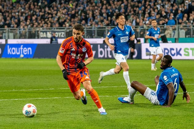 2. Bundesliga: SV Darmstadt 98 vs FC Schalke 04, Merck-Stadion am Böllenfalltor, 21.03.2026 Zweikampf zwischen Patric Pfeiffer (SV Darmstadt 98, 6) und Adil Aouchiche (FC Schalke 04, 24) 2. Bundesliga: SV Darmstadt 98 vs FC Schalke 04, Merck-Stadion am Böllenfalltor, 21.03.2026 DFB DFL REGULATIONS PROHIBIT ANY USE OF PHOTOGRAPHS AS IMAGE SEQUENCES AND OR QUASI-VIDEO.