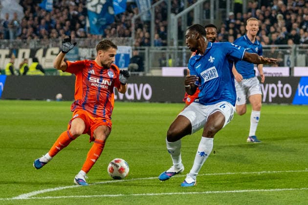 2. Bundesliga: SV Darmstadt 98 vs FC Schalke 04, Merck-Stadion am Böllenfalltor, 21.03.2026 Zweikampf zwischen Patric Pfeiffer (SV Darmstadt 98, 6) und Adil Aouchiche (FC Schalke 04, 24) 2. Bundesliga: SV Darmstadt 98 vs FC Schalke 04, Merck-Stadion am Böllenfalltor, 21.03.2026 DFB DFL REGULATIONS PROHIBIT ANY USE OF PHOTOGRAPHS AS IMAGE SEQUENCES AND OR QUASI-VIDEO.