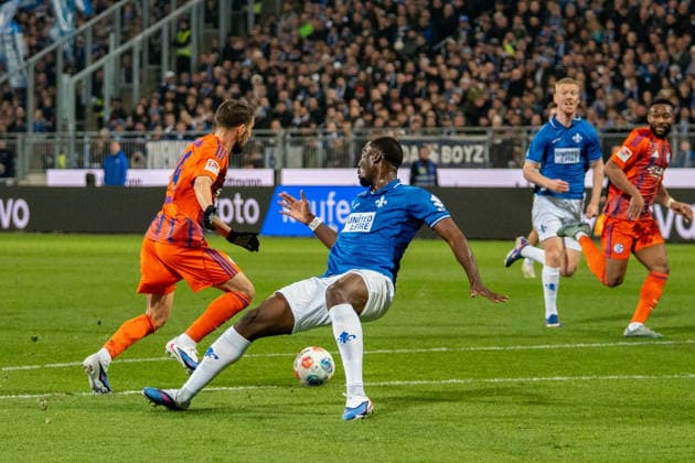 2. Bundesliga: SV Darmstadt 98 vs FC Schalke 04, Merck-Stadion am Böllenfalltor, 21.03.2026 Zweikampf zwischen Patric Pfeiffer (SV Darmstadt 98, 6) und Adil Aouchiche (FC Schalke 04, 24) 2. Bundesliga: SV Darmstadt 98 vs FC Schalke 04, Merck-Stadion am Böllenfalltor, 21.03.2026 DFB DFL REGULATIONS PROHIBIT ANY USE OF PHOTOGRAPHS AS IMAGE SEQUENCES AND OR QUASI-VIDEO.