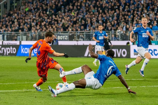 2. Bundesliga: SV Darmstadt 98 vs FC Schalke 04, Merck-Stadion am Böllenfalltor, 21.03.2026 Zweikampf zwischen Patric Pfeiffer (SV Darmstadt 98, 6) und Adil Aouchiche (FC Schalke 04, 24) 2. Bundesliga: SV Darmstadt 98 vs FC Schalke 04, Merck-Stadion am Böllenfalltor, 21.03.2026 DFB DFL REGULATIONS PROHIBIT ANY USE OF PHOTOGRAPHS AS IMAGE SEQUENCES AND OR QUASI-VIDEO.