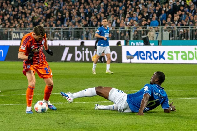 2. Bundesliga: SV Darmstadt 98 vs FC Schalke 04, Merck-Stadion am Böllenfalltor, 21.03.2026 Zweikampf zwischen Patric Pfeiffer (SV Darmstadt 98, 6) und Adil Aouchiche (FC Schalke 04, 24) 2. Bundesliga: SV Darmstadt 98 vs FC Schalke 04, Merck-Stadion am Böllenfalltor, 21.03.2026 DFB DFL REGULATIONS PROHIBIT ANY USE OF PHOTOGRAPHS AS IMAGE SEQUENCES AND OR QUASI-VIDEO.