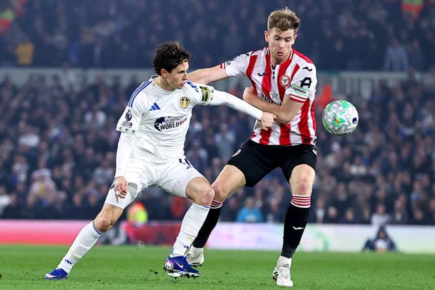 Leeds United v Brentford, Premier League Brenden Aaronson of Leeds United and Nathan Collins of Brentford battle for possession of the ball during the Leeds United v Brentford Premier League match at Elland Road, Leeds, England on 21 March 2026 Credit: Ryan Crockett Every Second Media Editorial use only. All images are copyright Every Second Media Limited. No images may be reproduced without prior permission. All rights reserved. Premier League and Football League images are subject to licensing agreements with Football DataCo Limited. see https: www.football-dataco.com Copyright: xIMAGO EveryxSecondxMediax ESM-1868-0032 RyanxCrockettx xEveryxSecondxMediax