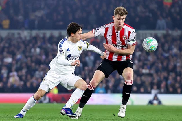Leeds United v Brentford, Premier League Brenden Aaronson of Leeds United and Nathan Collins of Brentford battle for possession of the ball during the Leeds United v Brentford Premier League match at Elland Road, Leeds, England on 21 March 2026 Credit: Ryan Crockett Every Second Media Editorial use only. All images are copyright Every Second Media Limited. No images may be reproduced without prior permission. All rights reserved. Premier League and Football League images are subject to licensing agreements with Football DataCo Limited. see https: www.football-dataco.com Copyright: xIMAGO EveryxSecondxMediax ESM-1868-0033 RyanxCrockettx xEveryxSecondxMediax