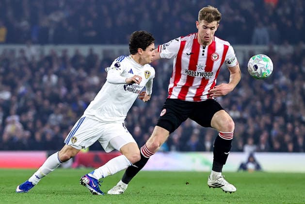 Leeds United v Brentford, Premier League Brenden Aaronson of Leeds United and Nathan Collins of Brentford battle for possession of the ball during the Leeds United v Brentford Premier League match at Elland Road, Leeds, England on 21 March 2026 Credit: Ryan Crockett Every Second Media Editorial use only. All images are copyright Every Second Media Limited. No images may be reproduced without prior permission. All rights reserved. Premier League and Football League images are subject to licensing agreements with Football DataCo Limited. see https: www.football-dataco.com Copyright: xIMAGO EveryxSecondxMediax ESM-1868-0034 RyanxCrockettx xEveryxSecondxMediax