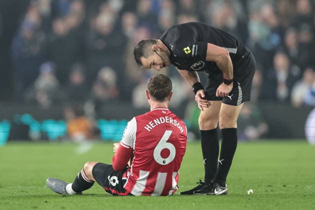 Premier League: Leeds United vs Brentford Referee Jarred Gillett checks on injured Jordan Henderson of Brentford during the Premier League match Leeds United vs Brentford at Elland Road, Leeds, United Kingdom on 21 March 2026 (Photo by Mark Cosgrove News Images) Leeds Elland Road West Yorkshire United Kingdom Copyright: xMarkxCosgrove NewsxImagesx