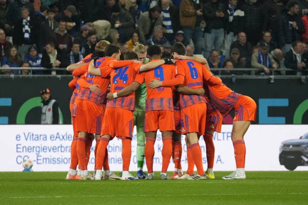 Deutschland: Fussball 2. Bundesliga 2025 26, 27. Spieltag - SV Darmstadt 98 vs FC Schalke 04 - Merck-Stadion am Böllenfalltor: Mannschaftskreis Schalke 04