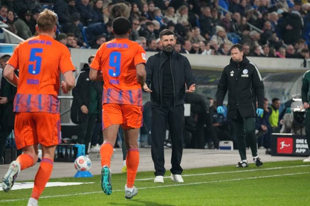 Deutschland: Fussball 2. Bundesliga 2025 26, 27. Spieltag - SV Darmstadt 98 vs FC Schalke 04 - Merck-Stadion am Böllenfalltor: Moussa Sylla (Schalke 04, 9) läuft auf Miron Muslic (Trainer, Schalke 04) zu nach seinem Tor zum 1:0