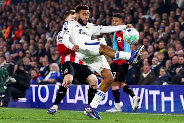 Leeds United v Brentford, Premier League Jayden Bogle of Leeds United clears the ball during the Leeds United v Brentford Premier League match at Elland Road, Leeds, England on 21 March 2026 Credit: Ryan Crockett Every Second Media Editorial use only. All images are copyright Every Second Media Limited. No images may be reproduced without prior permission. All rights reserved. Premier League and Football League images are subject to licensing agreements with Football DataCo Limited. see https: www.football-dataco.com Copyright: xIMAGO EveryxSecondxMediax ESM-1868-0036 RyanxCrockettx xEveryxSecondxMediax