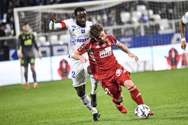 FOOTBALL : AJ Auxerre vs Stade Brestois 29 - Ligue 1 - JournÃ e 27 - 21 03 2026 Hugo Magnetti (Stade Brestois) Elisha Owusu (AJ Auxerre) AuxerreFrance  Copyright: xBaptistexAutissierx