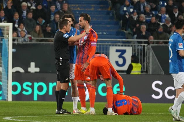 Deutschland: Fussball 2. Bundesliga 2025 26, 27. Spieltag - SV Darmstadt 98 vs FC Schalke 04 - Merck-Stadion am Böllenfalltor: Kenan Karaman (Schalke 04, 19) spricht mit den Schiedsrichter während Moussa Sylla (Schalke 04, 9) am Boden liegt
