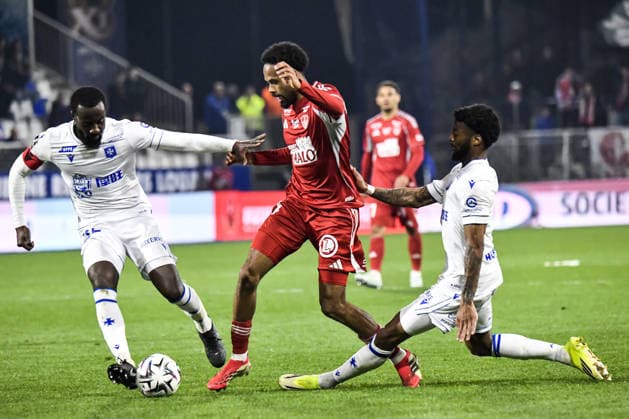 FOOTBALL : AJ Auxerre vs Stade Brestois 29 - Ligue 1 - JournÃ e 27 - 21 03 2026 Remy Labeau Lascary (Stade Brestois) JosuÃ Casimir (AJ Auxerre) AuxerreFrance  Copyright: xBaptistexAutissierx