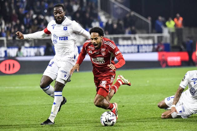 FOOTBALL : AJ Auxerre vs Stade Brestois 29 - Ligue 1 - JournÃ e 27 - 21 03 2026 Elisha Owusu (AJ Auxerre) Remy Labeau Lascary (Stade Brestois) AuxerreFrance  Copyright: xBaptistexAutissierx