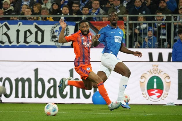 Deutschland: Fussball 2. Bundesliga 2025 26, 27. Spieltag - SV Darmstadt 98 vs FC Schalke 04 - Merck-Stadion am Böllenfalltor: Patric Pfeiffer (SV Darmstadt, 6) im Laufduell mit Moussa Sylla (Schalke 04, 9)