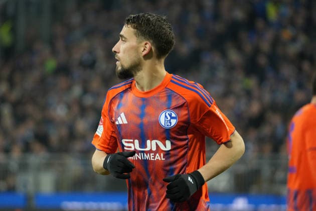 Deutschland: Fussball 2. Bundesliga 2025 26, 27. Spieltag - SV Darmstadt 98 vs FC Schalke 04 - Merck-Stadion am Böllenfalltor: Adil Aouchiche (Schalke 04, 24)