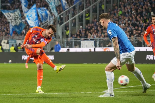 Deutschland: Fussball 2. Bundesliga 2025 26, 27. Spieltag - SV Darmstadt 98 vs FC Schalke 04 - Merck-Stadion am Böllenfalltor: Kenan Karaman (Schalke 04, 19) schiesst auf das Tor