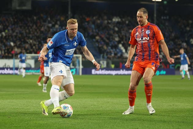 2025.03.21 xjfx Fussball 2.Bundesliga SV Darmstadt 98 - FC Schalke 04 v.l., Isac Alexi Sivert Lidberg (SV Darmstadt 98), Nikola Katic (FC Schalke 04), zweikampf, action, aktion, battles for the Ball (DFL DFB REGULATIONS PROHIBIT ANY USE OF PHOTOGRAPHS as IMAGE SEQUENCES and or QUASI-VIDEO)