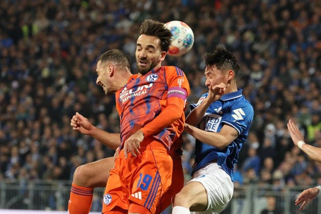 2025.03.21 xjfx Fussball 2.Bundesliga SV Darmstadt 98 - FC Schalke 04 v.l., Kenan Karaman (FC Schalke 04), Hiroki Akiyama (SV Darmstadt 98), Kopfball, Kopfballduell, aerial duel (DFL DFB REGULATIONS PROHIBIT ANY USE OF PHOTOGRAPHS as IMAGE SEQUENCES and or QUASI-VIDEO)