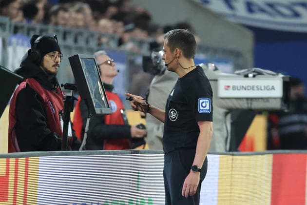 21.03.2026, xtvx, Fussball 2.Bundesliga, SV Darmstadt 98 - FC Schalke 04 v.l. Schiedsrichter Rafael Foltyn VAR (DFL DFB REGULATIONS PROHIBIT ANY USE OF PHOTOGRAPHS as IMAGE SEQUENCES and or QUASI-VIDEO) Darmstadt