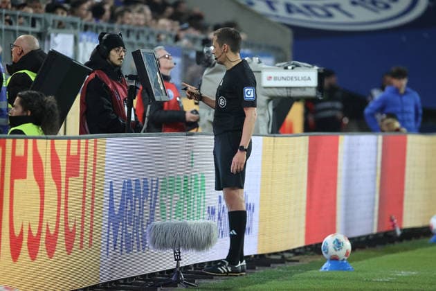 21.03.2026, xtvx, Fussball 2.Bundesliga, SV Darmstadt 98 - FC Schalke 04 v.l. Schiedsrichter Rafael Foltyn VAR (DFL DFB REGULATIONS PROHIBIT ANY USE OF PHOTOGRAPHS as IMAGE SEQUENCES and or QUASI-VIDEO) Darmstadt