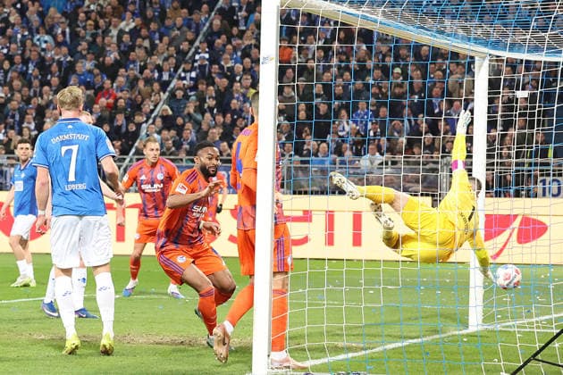 21.03.2026, xrekx, Fussball 2.Bundesliga, SV Darmstadt 98 - FC Schalke 04 v.l. Torjubel nach dem Tor zum celebrating the goal celebrate 0:1 durch Moussa Sylla (FC Schalke 04) Marcel Schuhen (SV Darmstadt 98) (DFL DFB REGULATIONS PROHIBIT ANY USE OF PHOTOGRAPHS as IMAGE SEQUENCES and or QUASI-VIDEO) Darmstadt