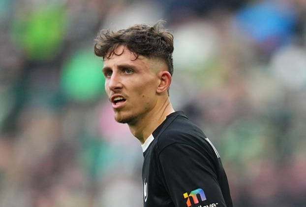 Jesper Lindstrom (VfL Wolfsburg) schaut waehrend des spiels der 1.Bundesliga zwischen Wolfsburg gegen Werder Bremen, Volkswagen Arena, Wolfsburg, Germany am 21. March 2026. (Foto von Thor Wegner DeFodi Images) +++ Jesper Lindstrom (VfL Wolfsburg) looks on during Wolfsburg and Werder Bremen at Volkswagen Arena, Wolfsburg, Germany on March 21, 2026. Thor Wegner DeFodi Images . (Photo by DeFodi Images) - *** Jesper Lindstrom VfL Wolfsburg looks on during the 1 Bundesliga match between Wolfsburg and Werder Bremen, Volkswagen Arena, Wolfsburg, Germany on March 21, 2026 Photo by Thor Wegner DeFodi Images Jesper Lindstrom VfL Wolfsburg looks on during Wolfsburg and Werder Bremen at Volkswagen Arena, Wolfsburg, Germany on March 21, 2026 Thor Wegner DeFodi Images Photo by DeFodi Images