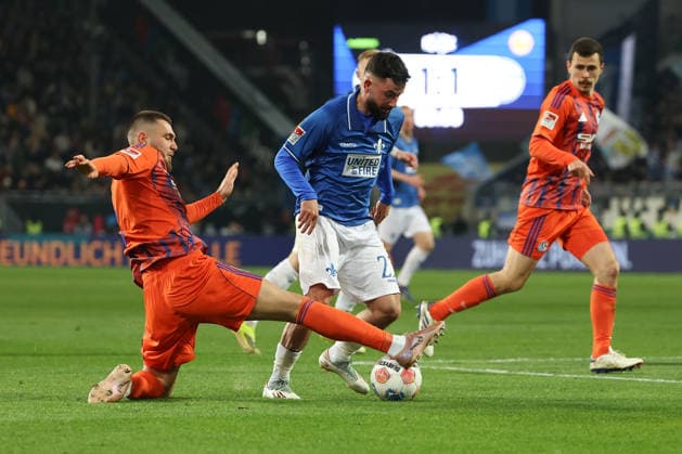 2025.03.21 xjfx Fussball 2.Bundesliga SV Darmstadt 98 - FC Schalke 04 v.l., Hasan Kurucay (FC Schalke 04), Marco Richter (SV Darmstadt 98), Kenan Karaman (FC Schalke 04), zweikampf, action, aktion, battles for the Ball (DFL DFB REGULATIONS PROHIBIT ANY USE OF PHOTOGRAPHS as IMAGE SEQUENCES and or QUASI-VIDEO)