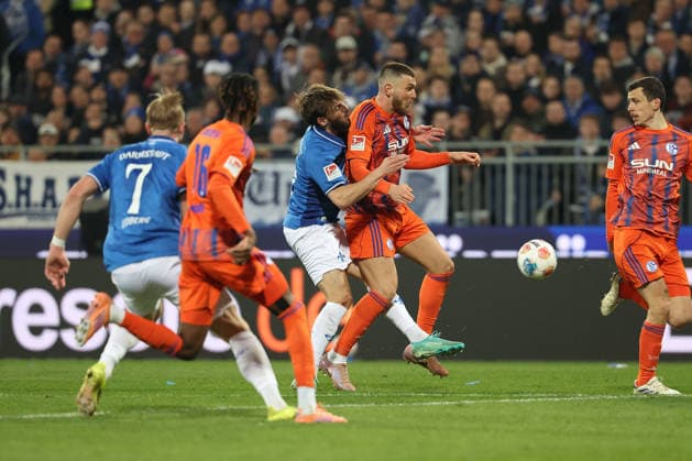 2025.03.21 xjfx Fussball 2.Bundesliga SV Darmstadt 98 - FC Schalke 04 v.l., Kilian Julian Corredor (SV Darmstadt 98), Hasan Kurucay (FC Schalke 04), zweikampf, action, aktion, battles for the Ball (DFL DFB REGULATIONS PROHIBIT ANY USE OF PHOTOGRAPHS as IMAGE SEQUENCES and or QUASI-VIDEO)