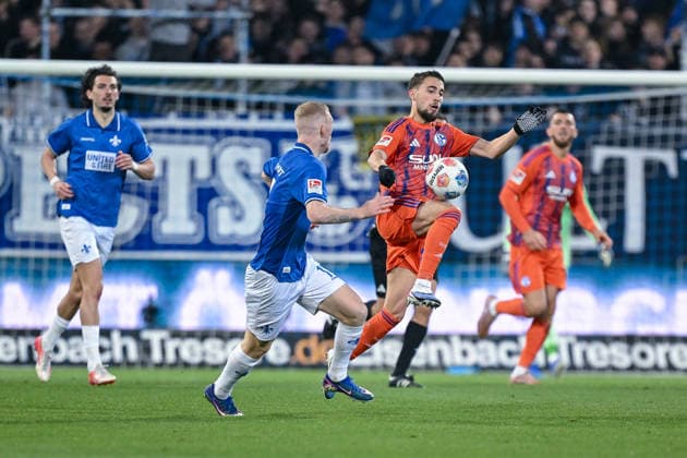 21.03.2026, Fussball, 2. Bundesliga, Saison 2025 2026, 26. Spieltag, SV Darmstadt 98 - FC Schalke 04, Kai Klefisch (SV Darmstadt), Adil Aouchiche (FC Schalke 04) xRHR-FOTO YYx