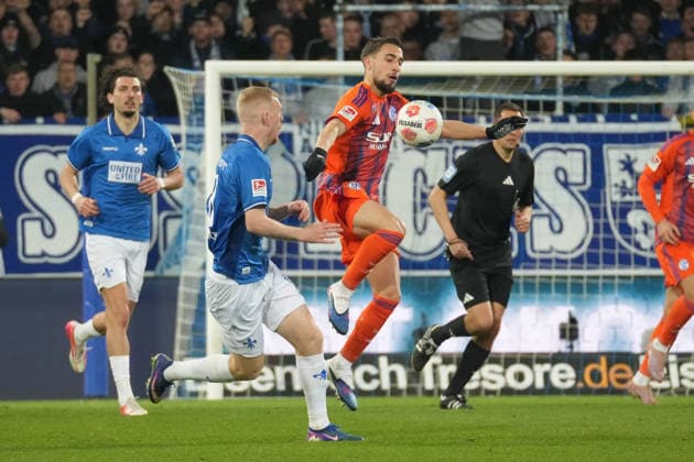 Deutschland: Fussball 2. Bundesliga 2025 26, 27. Spieltag - SV Darmstadt 98 vs FC Schalke 04 - Merck-Stadion am Böllenfalltor: Adil Aouchiche (Schalke 04, 24)