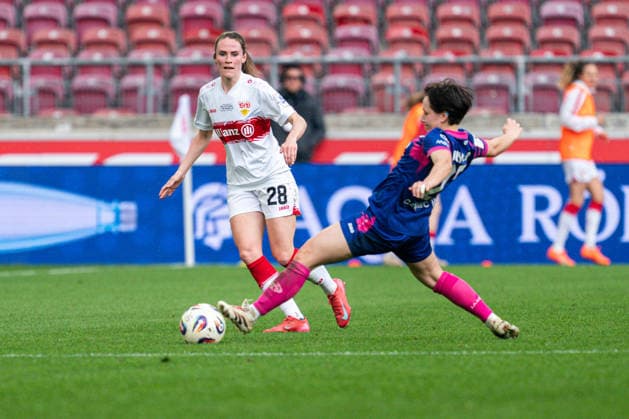 Emma Junold (1. FSV Mainz 05, 22) klaert den Ball vor Reena Wichmann (VfB Stuttgart, 28), GER, VfB Stuttgart vs. 1. FSV Mainz 05, Fussball, Frauen, 2. Bundesliga, 20. Spieltag, Saison 2025 2026, 21.03.2026, GER, VfB Stuttgart vs. 1. FSV Mainz 05, Fussball, Frauen, 2. Bundesliga, 20. Spieltag, Saison 2025 2026, 21.03.2026 Stuttgart Copyright: xEibner-Pressefoto ChristianxLangx EP_CLG
