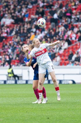 Linette Hofmann (VfB Stuttgart, 02) setzt sich beim Kopfball gegen Nadine Anstatt (1. FSV Mainz 05, 27) durch, GER, VfB Stuttgart vs. 1. FSV Mainz 05, Fussball, Frauen, 2. Bundesliga, 20. Spieltag, Saison 2025 2026, 21.03.2026, GER, VfB Stuttgart vs. 1. FSV Mainz 05, Fussball, Frauen, 2. Bundesliga, 20. Spieltag, Saison 2025 2026, 21.03.2026 Stuttgart Copyright: xEibner-Pressefoto ChristianxLangx EP_CLG