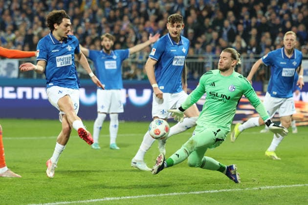 21.03.2026, xrekx, Fussball 2.Bundesliga, SV Darmstadt 98 - FC Schalke 04 v.l. Torchance Fraser Hornby (SV Darmstadt 98) Loris Karius (FC Schalke 04) (DFL DFB REGULATIONS PROHIBIT ANY USE OF PHOTOGRAPHS as IMAGE SEQUENCES and or QUASI-VIDEO) Darmstadt