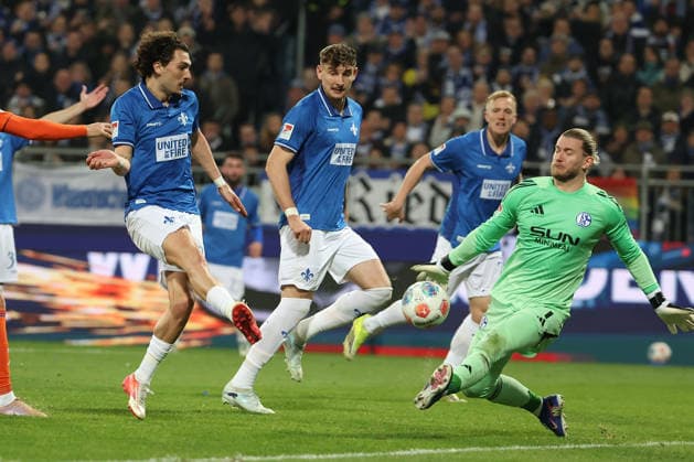 2025.03.21 xjfx Fussball 2.Bundesliga SV Darmstadt 98 - FC Schalke 04 v.l., Fraser Hornby (SV Darmstadt 98), Torwart, goalkeeper Loris Karius (FC Schalke 04), in aktion, in action, (DFL DFB REGULATIONS PROHIBIT ANY USE OF PHOTOGRAPHS as IMAGE SEQUENCES and or QUASI-VIDEO)