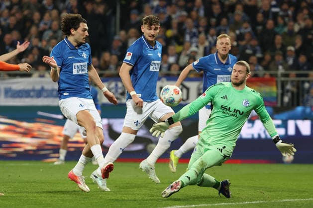 2025.03.21 xjfx Fussball 2.Bundesliga SV Darmstadt 98 - FC Schalke 04 v.l., Fraser Hornby (SV Darmstadt 98), Torwart, goalkeeper Loris Karius (FC Schalke 04), in aktion, in action, (DFL DFB REGULATIONS PROHIBIT ANY USE OF PHOTOGRAPHS as IMAGE SEQUENCES and or QUASI-VIDEO)