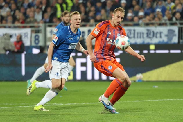 21.03.2026, xrekx, Fussball 2.Bundesliga, SV Darmstadt 98 - FC Schalke 04 v.l. Isac Lidberg (SV Darmstadt 98) Timo Becker (FC Schalke 04) Zweikampf, Aktion, action, battle for the ball (DFL DFB REGULATIONS PROHIBIT ANY USE OF PHOTOGRAPHS as IMAGE SEQUENCES and or QUASI-VIDEO) Darmstadt